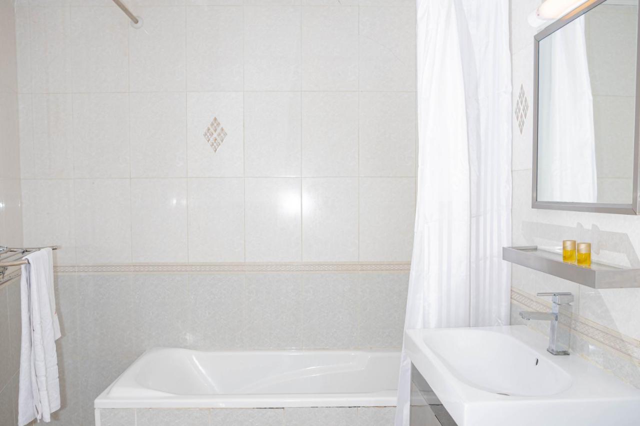 Hotel Hibiscus Louis Libreville Exterior photo